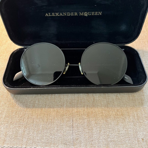Alexander Mqueen Sunglasses AMO137S - Picture 2 of 5